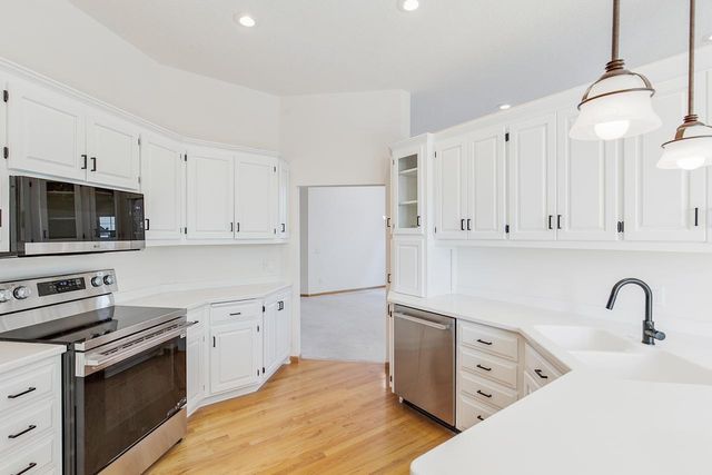 10471 Spyglass Drive, Eden Prairie, MN 55347