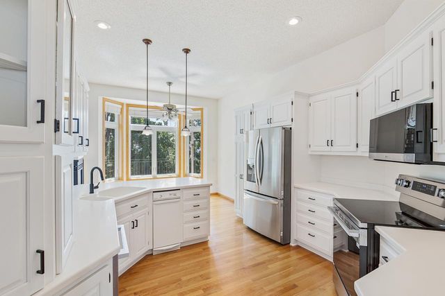 10471 Spyglass Drive, Eden Prairie, MN 55347