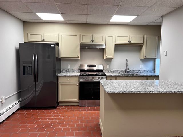 132 Bennington St 1R, Boston, MA 02128