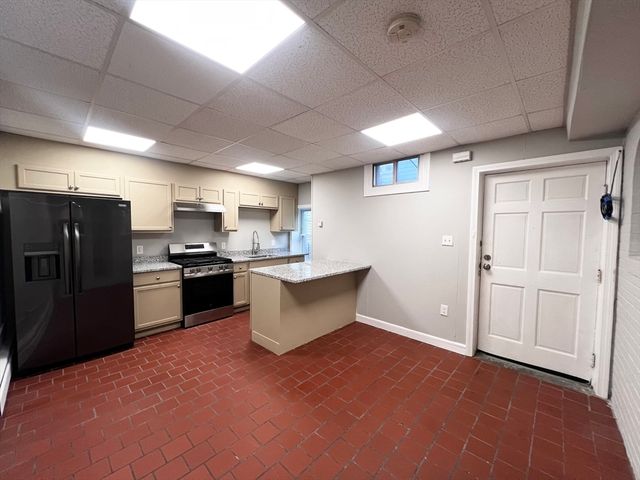 132 Bennington St 1R, Boston, MA 02128