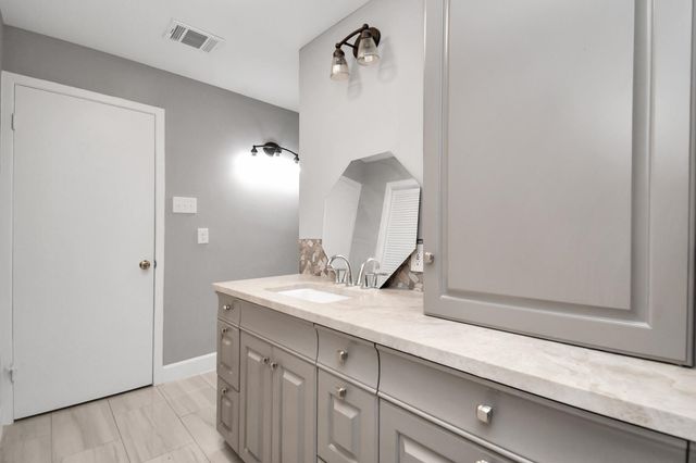 901 N Jones Street, Baytown, TX 77520