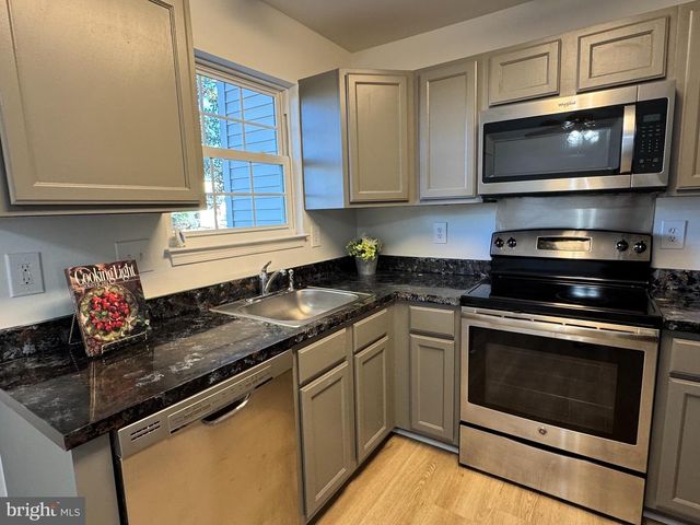 6808 COTTINGHAM LN, Centreville, VA 20121