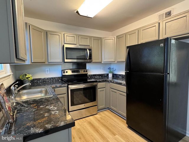 6808 COTTINGHAM LN, Centreville, VA 20121