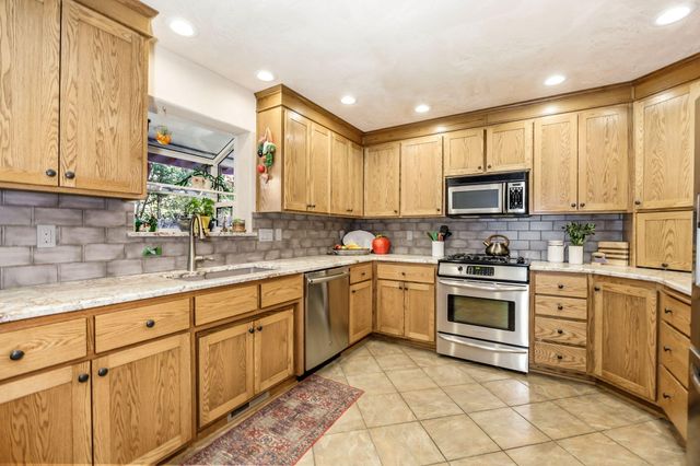 31 Wildwood Drive, Eagle Point, OR 97524