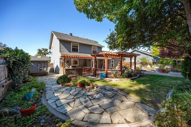 31 Wildwood Drive, Eagle Point, OR 97524