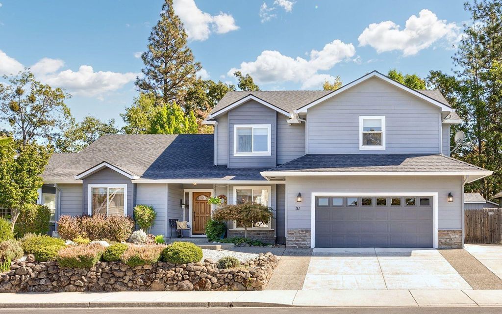 31 Wildwood Drive, Eagle Point, OR 97524