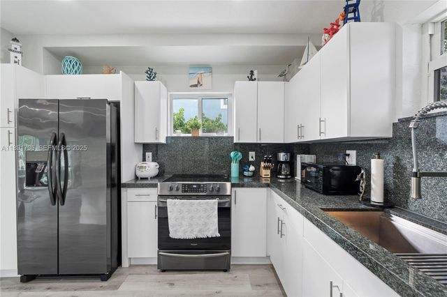 25 N Blackwater Ln, Key Largo, FL 33037