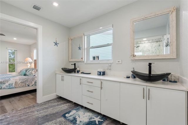 25 N Blackwater Ln, Key Largo, FL 33037