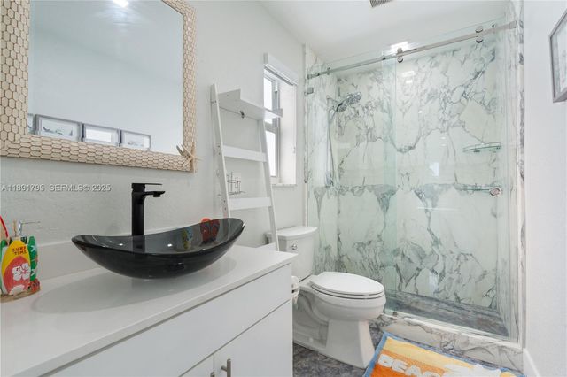 25 N Blackwater Ln, Key Largo, FL 33037