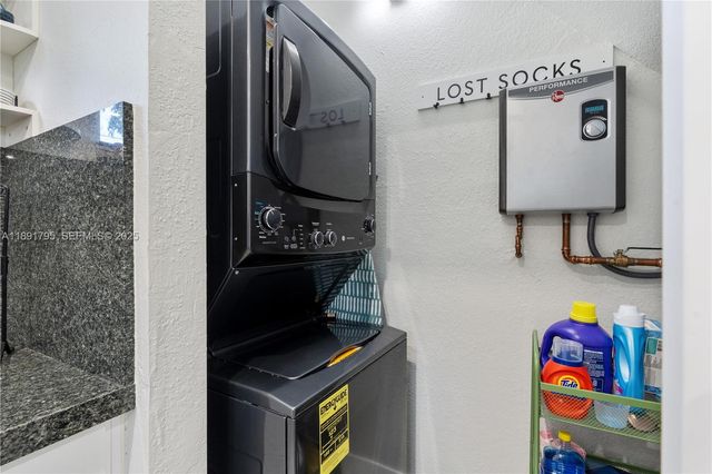 25 N Blackwater Ln, Key Largo, FL 33037