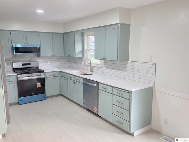 5012 S 94 Street, Omaha, NE 68127