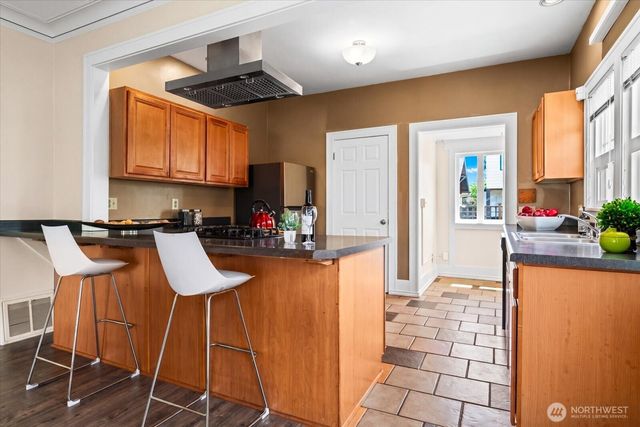 127 NE 58th Street, Seattle, WA 98105