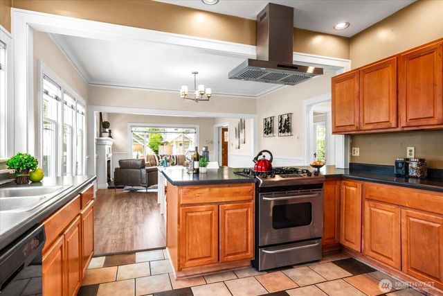 127 NE 58th Street, Seattle, WA 98105
