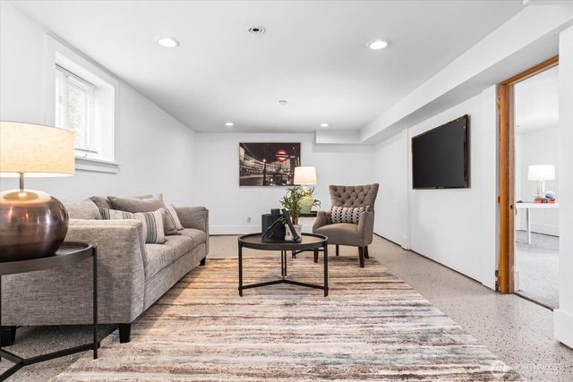 127 NE 58th Street, Seattle, WA 98105