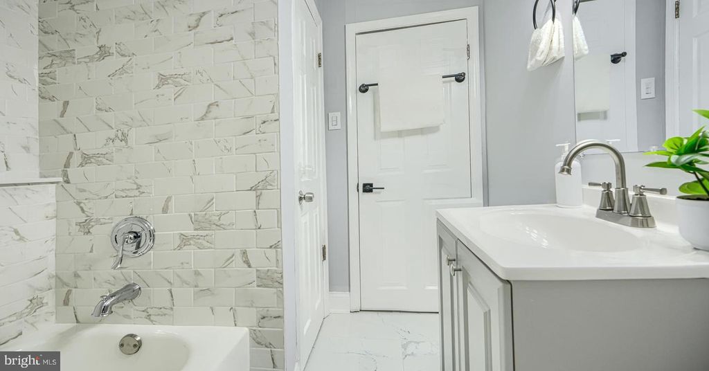 Image 38 of property listing at 1414 N DECKER AVE, Baltimore, MD 21213