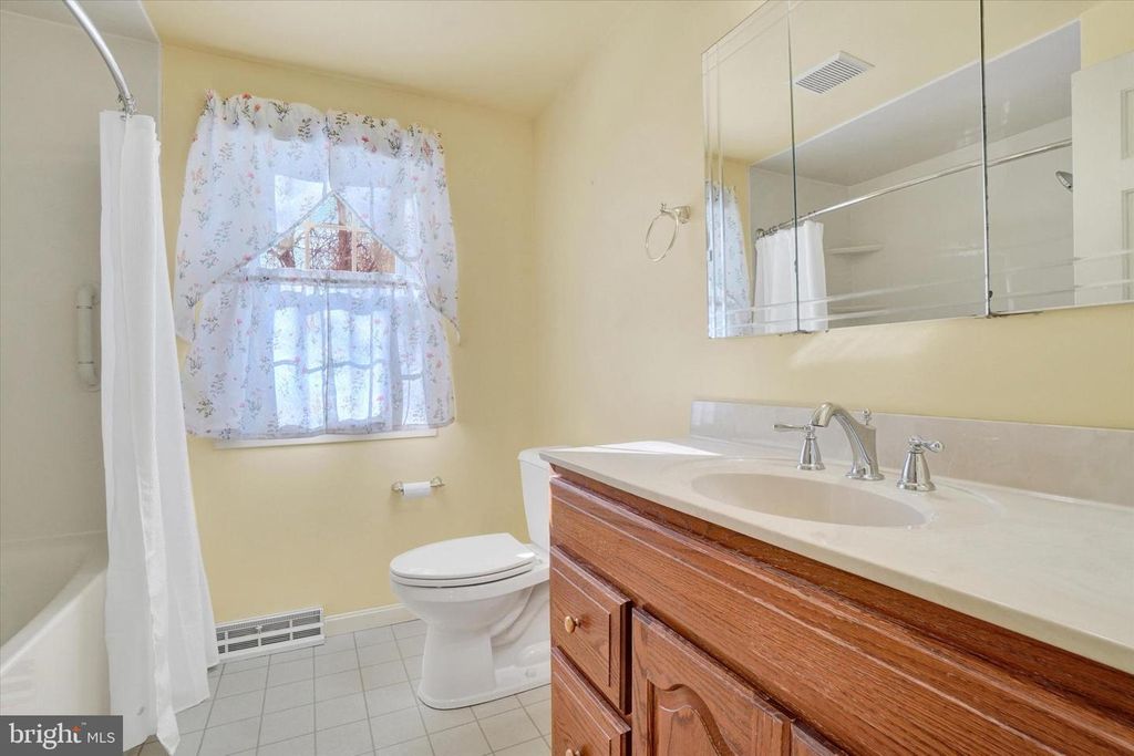 Image 19 of property listing at 2976 HONEY VALLEY RD, Dallastown, PA 17313