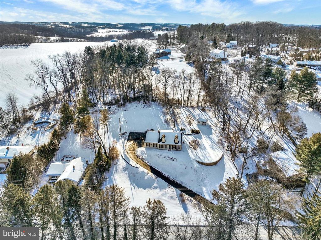 Image 2 of property listing at 2976 HONEY VALLEY RD, Dallastown, PA 17313