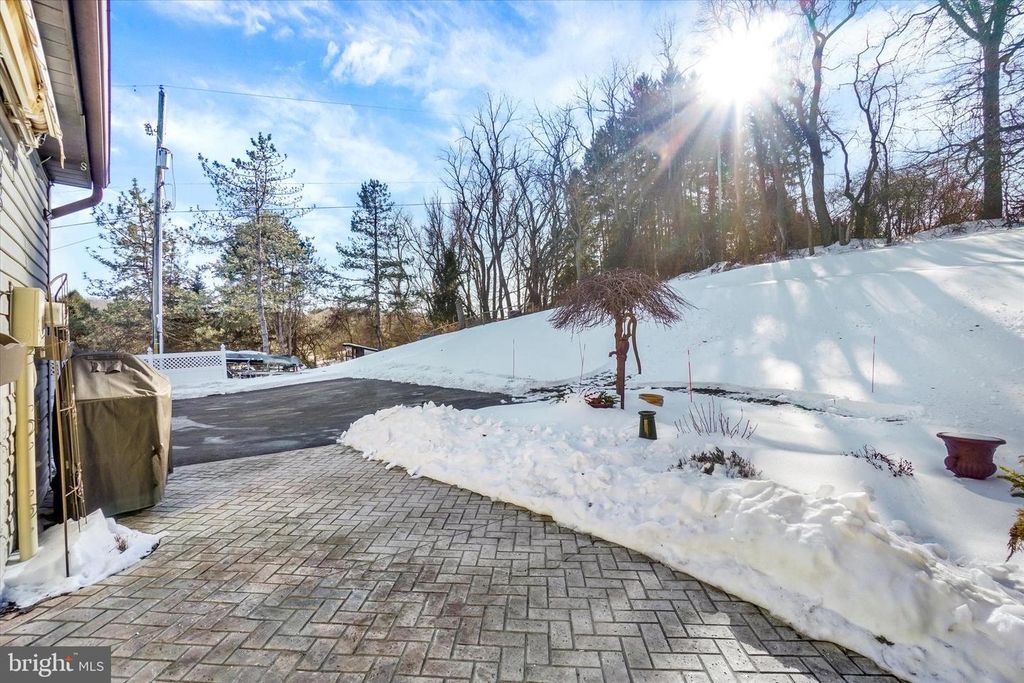 Image 24 of property listing at 2976 HONEY VALLEY RD, Dallastown, PA 17313