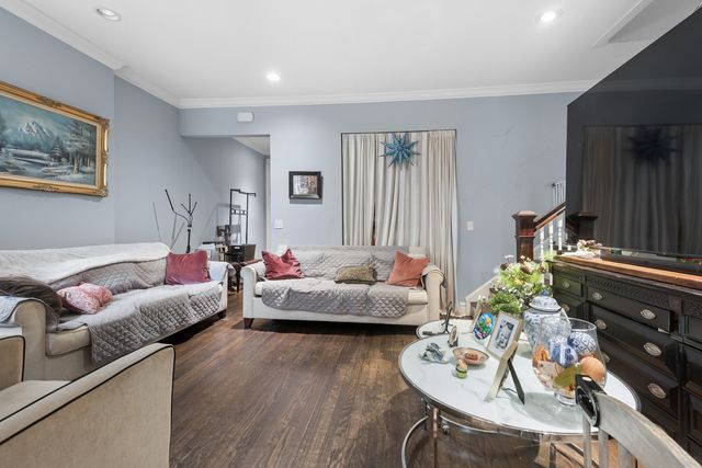 1329 W Pratt Boulevard, Chicago, IL 60626
