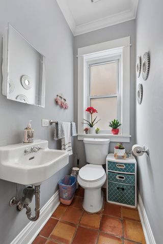 1329 W Pratt Boulevard, Chicago, IL 60626
