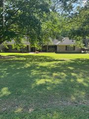 102 Country Cove Drive, Clinton, MS 39056