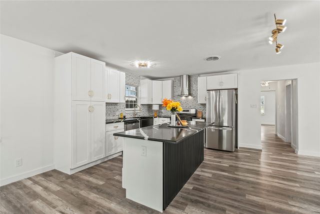 3423 W Clarendon Drive, Dallas, TX 75211