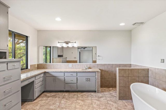 625 N Hopper Rd, Modesto, CA 95357