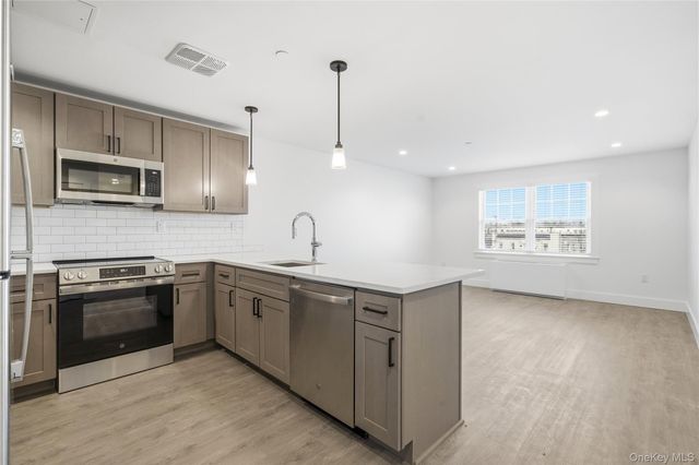 180 Deer Park Avenue 201, Babylon, NY 11702