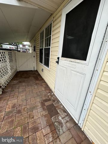 19 GOODTURN RD, Levittown, PA 19057