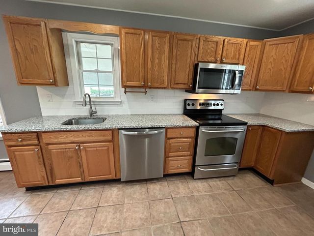 19 GOODTURN RD, Levittown, PA 19057