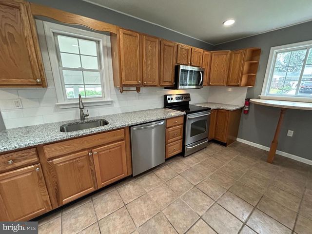 19 GOODTURN RD, Levittown, PA 19057