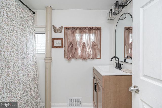 202 5TH AVE, Mount Ephraim, NJ 08059