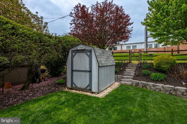 12 LAWNDALE RD, Wyomissing, PA 19610