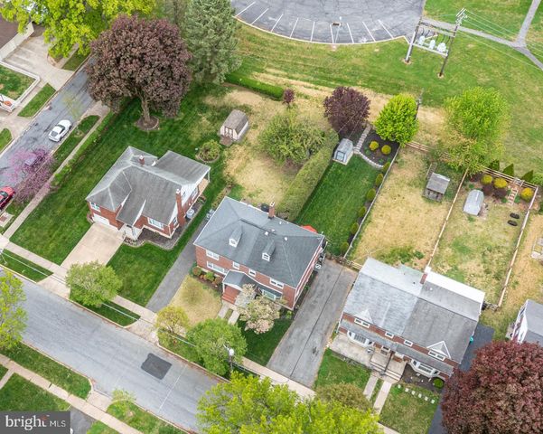 12 LAWNDALE RD, Wyomissing, PA 19610