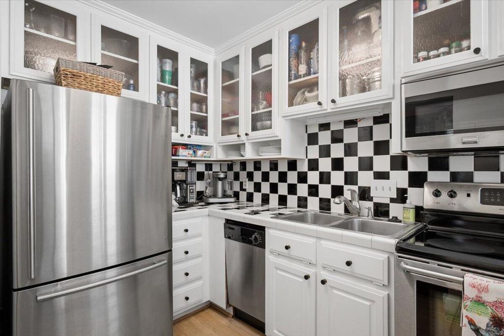 Image 10 of property listing at 301 Broad Street 4, Charleston, SC 29401
