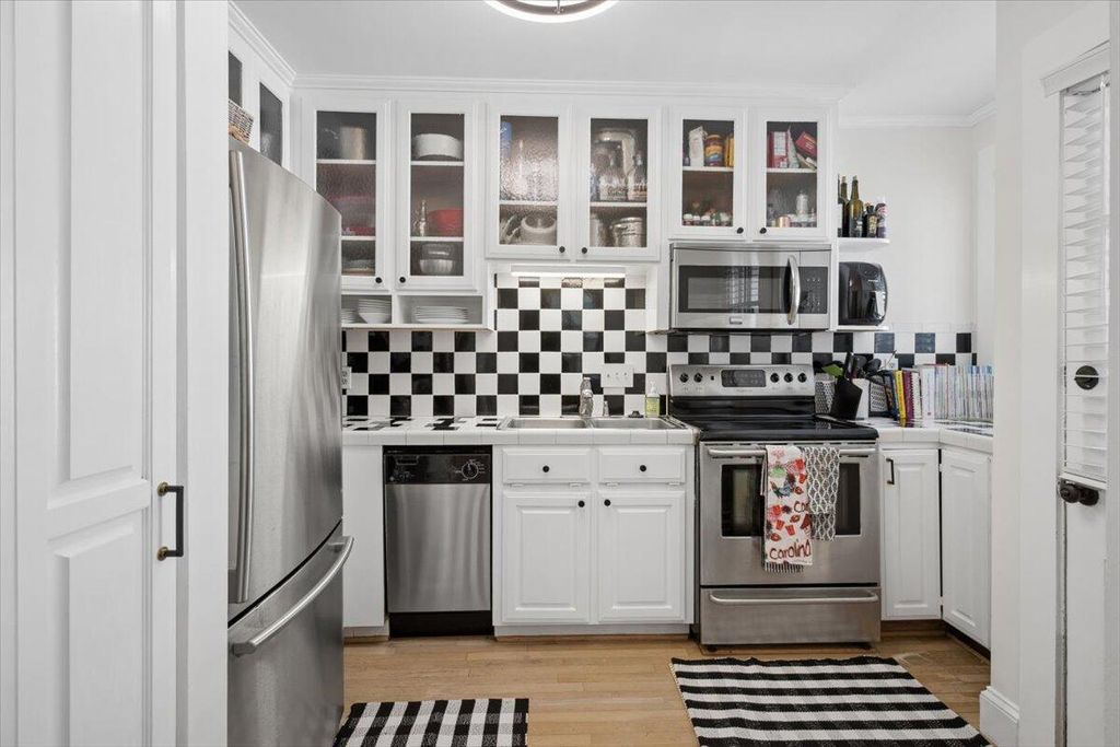 Image 11 of property listing at 301 Broad Street 4, Charleston, SC 29401