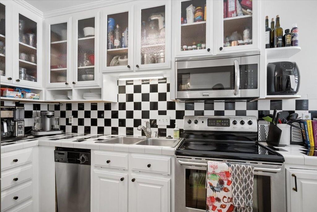 Image 12 of property listing at 301 Broad Street 4, Charleston, SC 29401