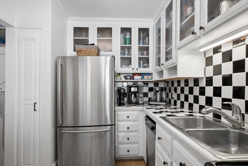 Image 13 of property listing at 301 Broad Street 4, Charleston, SC 29401
