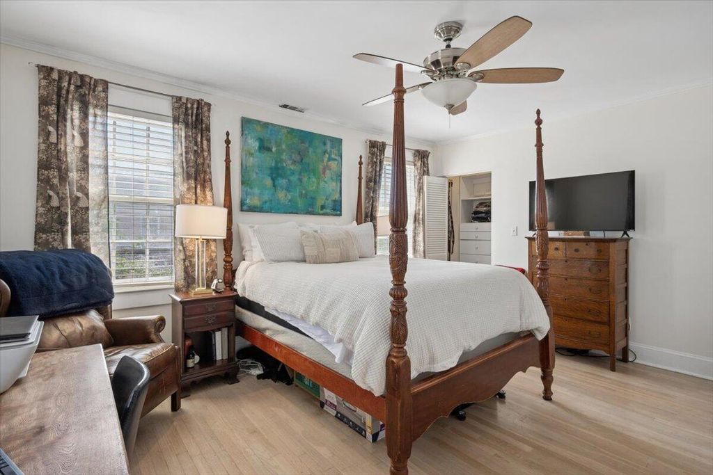 Image 18 of property listing at 301 Broad Street 4, Charleston, SC 29401