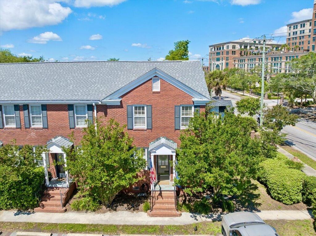 Image 2 of property listing at 301 Broad Street 4, Charleston, SC 29401