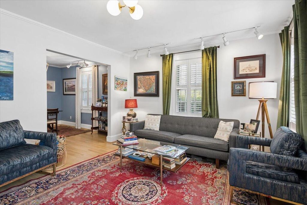 Image 4 of property listing at 301 Broad Street 4, Charleston, SC 29401