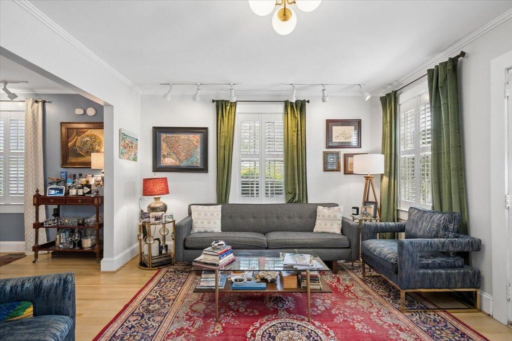 Image 6 of property listing at 301 Broad Street 4, Charleston, SC 29401