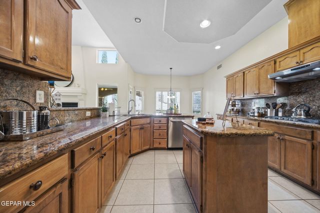 1472 PIONEER RIDGE Drive, El Paso, TX 79912