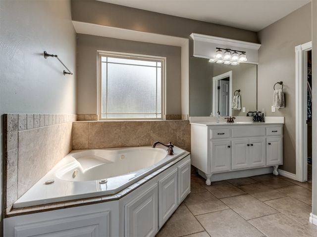 886 Silver Chase Drive, Choctaw, OK 73020
