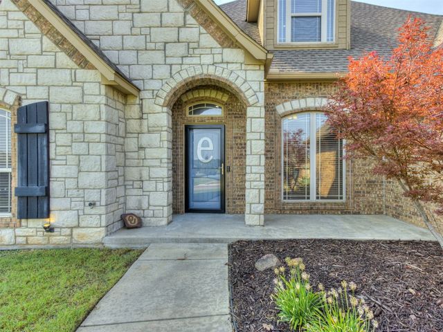 886 Silver Chase Drive, Choctaw, OK 73020