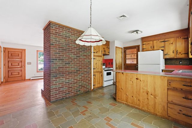 46 Spencer St, Agawam, MA 01001