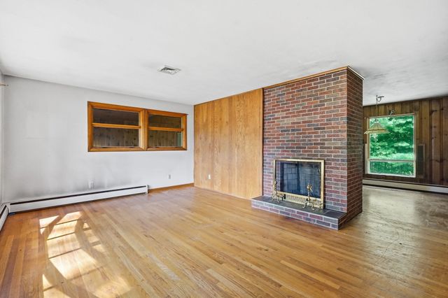 46 Spencer St, Agawam, MA 01001