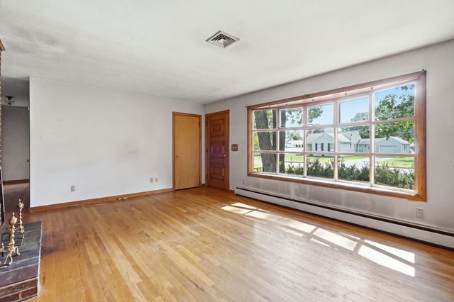 46 Spencer St, Agawam, MA 01001
