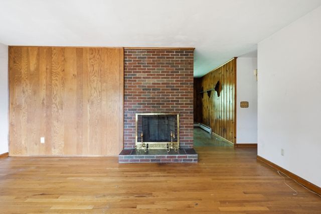 46 Spencer St, Agawam, MA 01001