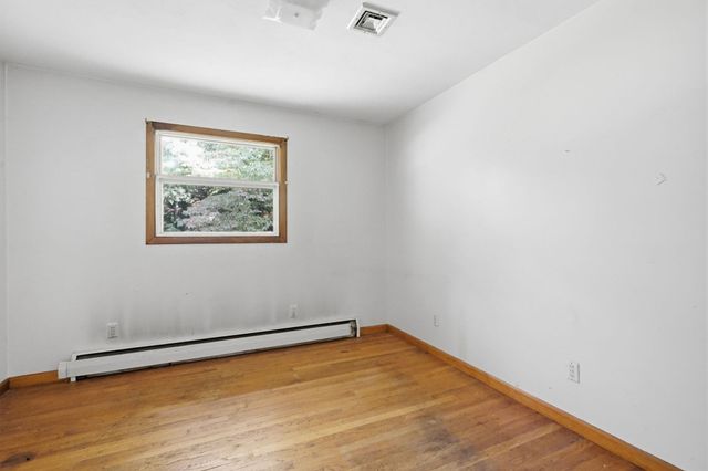 46 Spencer St, Agawam, MA 01001